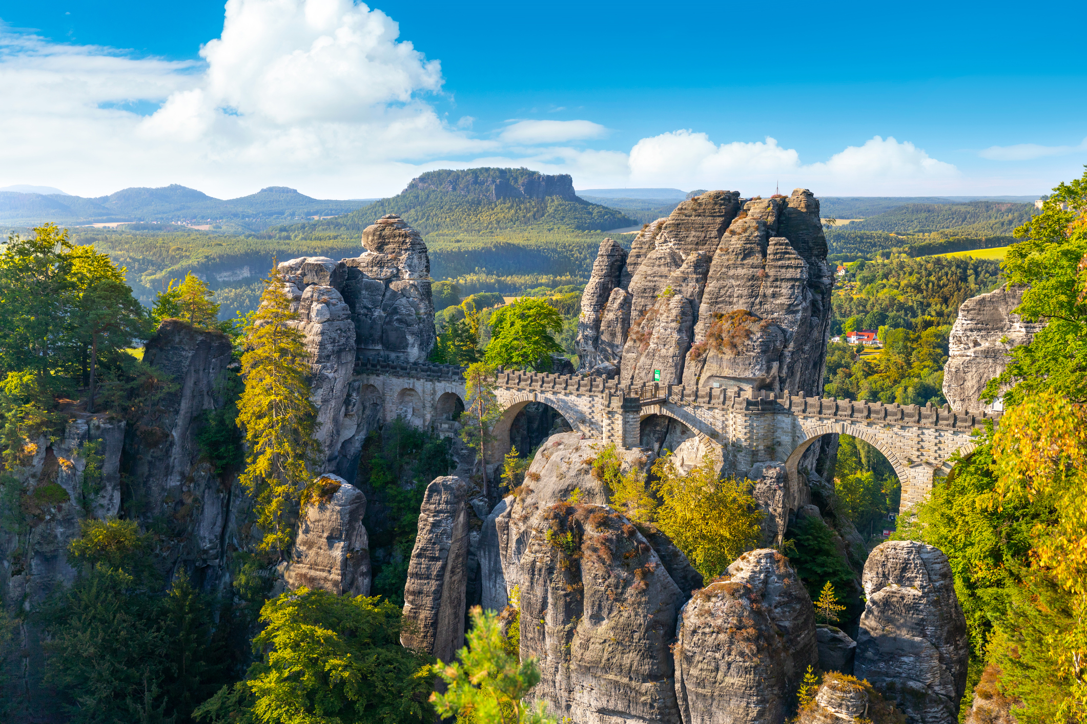 Panoramaansicht der Bastei. Die Bastei ist eine bekannte Felsformation im Nationalpark Sächsische Schweiz bei Dresden.