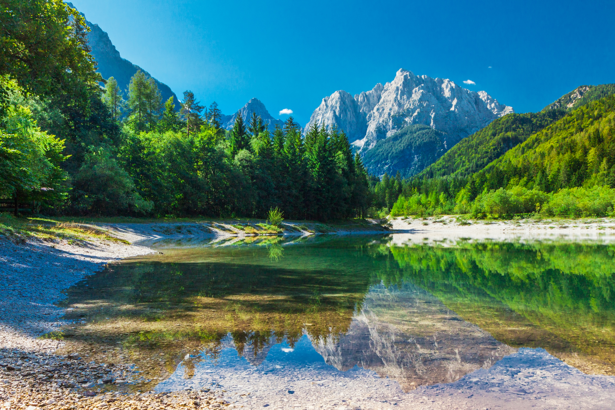 Tal mit dem See im Triglav-Nationalpark. Die Wasseroberfläche spiegelt die umliegenden Berge der Julischen Alpen in Slowenien wider.