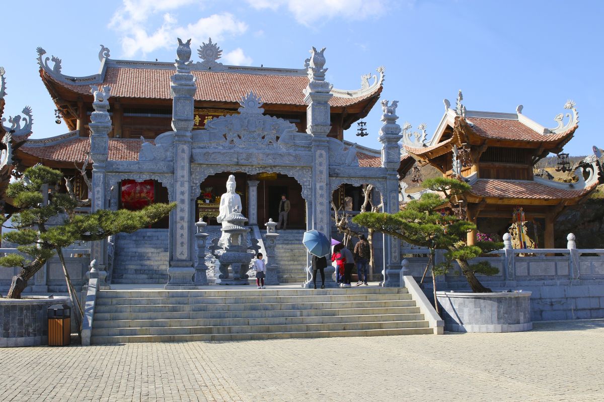 Erleben Sie die Bergbahnstation am Fansipan in Vietnam und entdecken Sie die Kultur