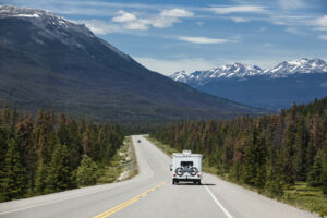 Wohnmobil in den kanadischen Rocky Mountains im Banff-Nationalpark, Alberta, Kanada