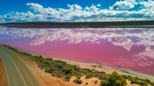 Leuchtende Rosatöne der Hutt Lagoon, aus der Vogelperspektive eingefangen – ein Naturwunder in Westaustralien.