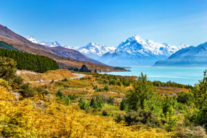 Mount Cook mit Lake Pukaki, Canterbury, Südinsel, Neuseeland, Ozeanien. Lake Pukaki mit Mount Cook im Hintergrund.
