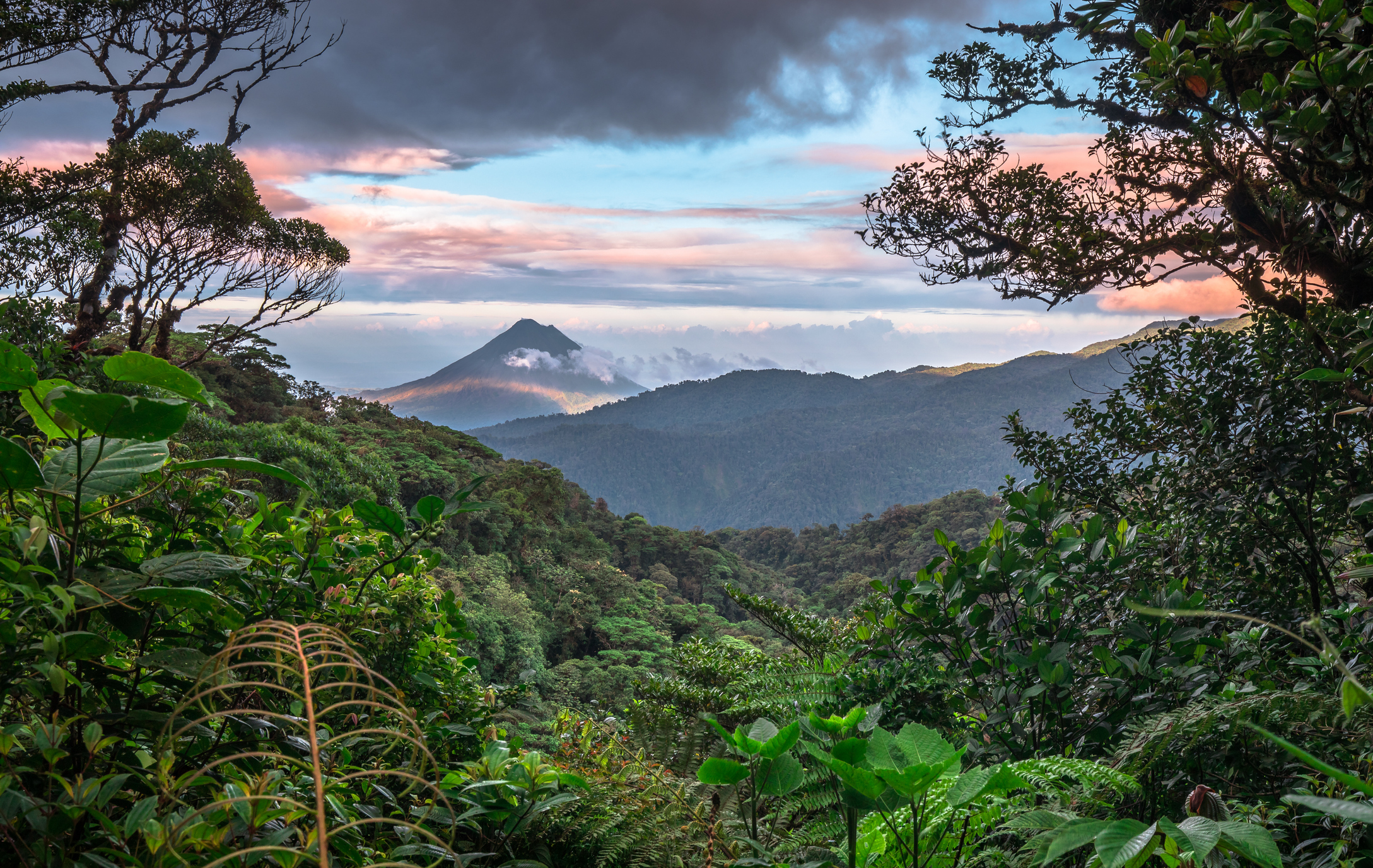 Der Vulkan Arenal dominiert die Landschaft bei Sonnenuntergang, wie man von der Gegend um Monteverde in Costa Rica aus sehen kann.
