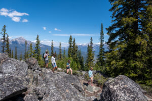 Gruppe beim Wandern in den Bergen Kanadas