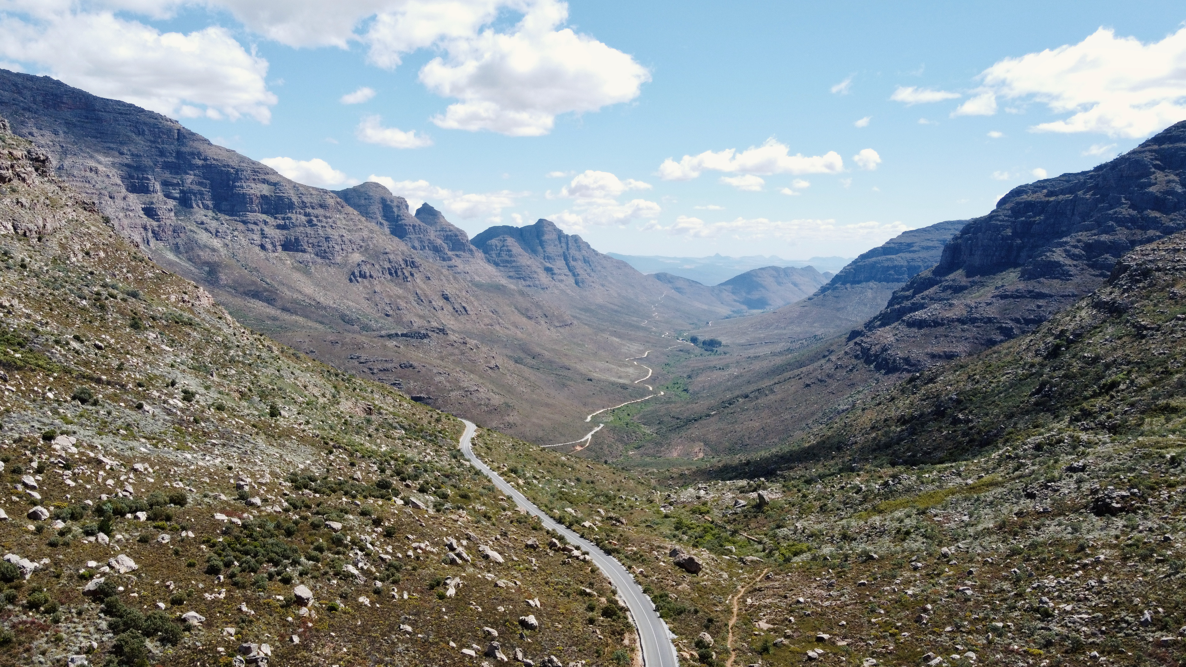 Ein Bergpass im Cederberg-Wildnisgebiet mit Straße