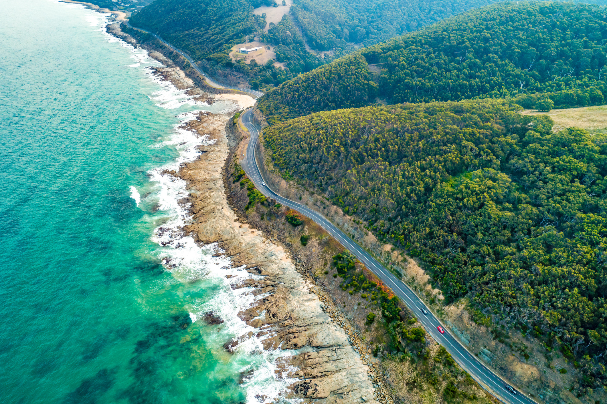 Autos fahren auf der Great Ocean Road in Victoria, Australien - Luftaufnahme