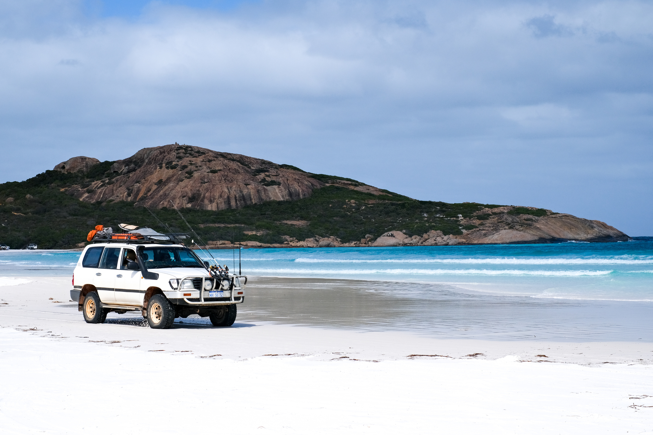 Weißes Geländefahrzeug am Strand in West Australien