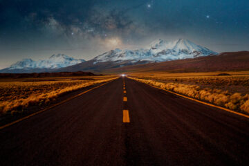 Altiplanostraße bei Nacht mit Milchstraße und Sternen im Hintergrund im Nationalreservat Los Flamencos in der Region Antofagasta