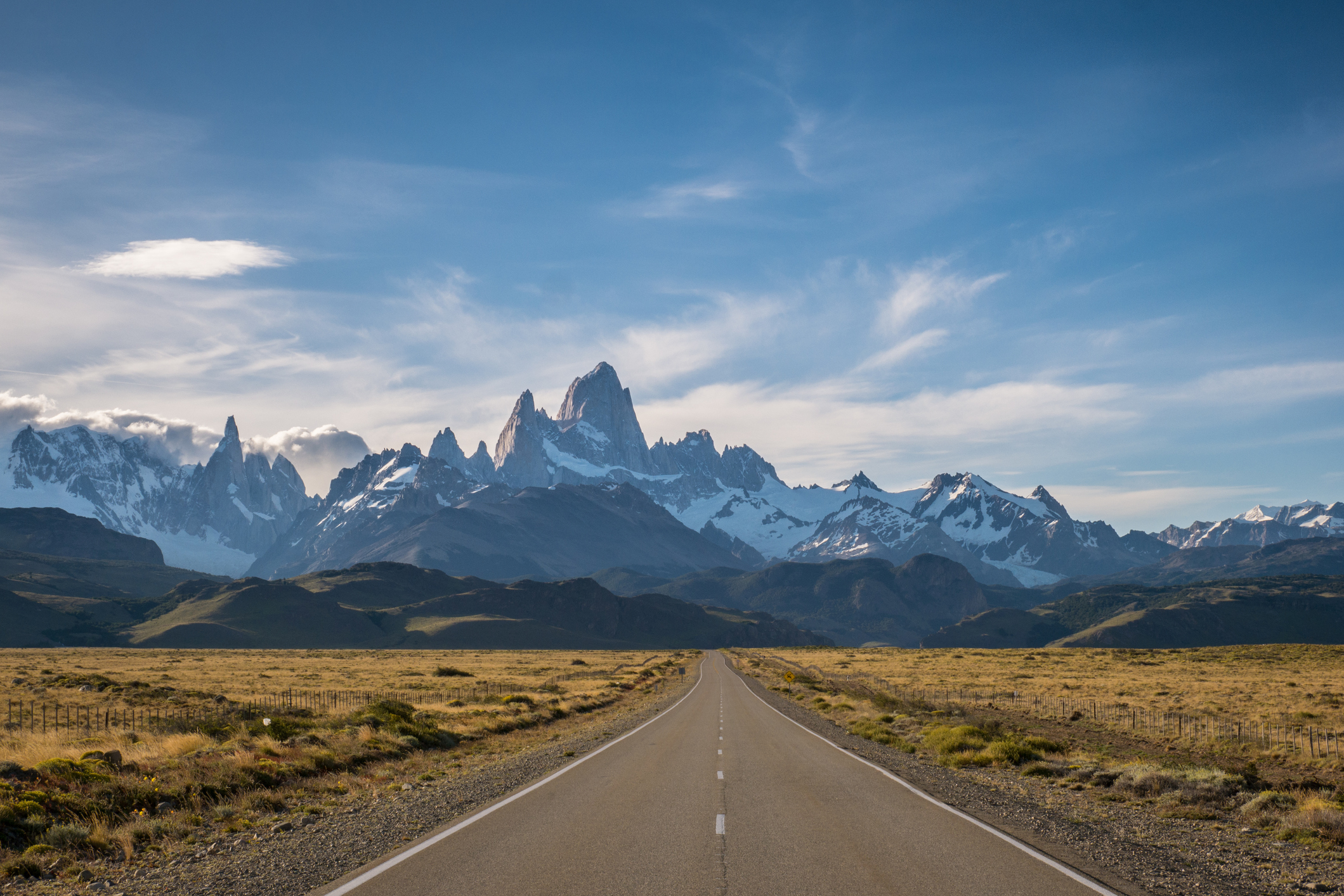 Straße mit großem Berg in Chile im Hintergrund