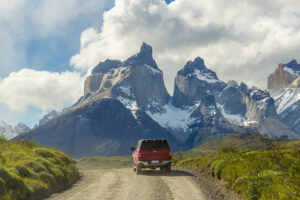 Geländewagen im Nationalpark Torres del Paine, Patagonien, Chile