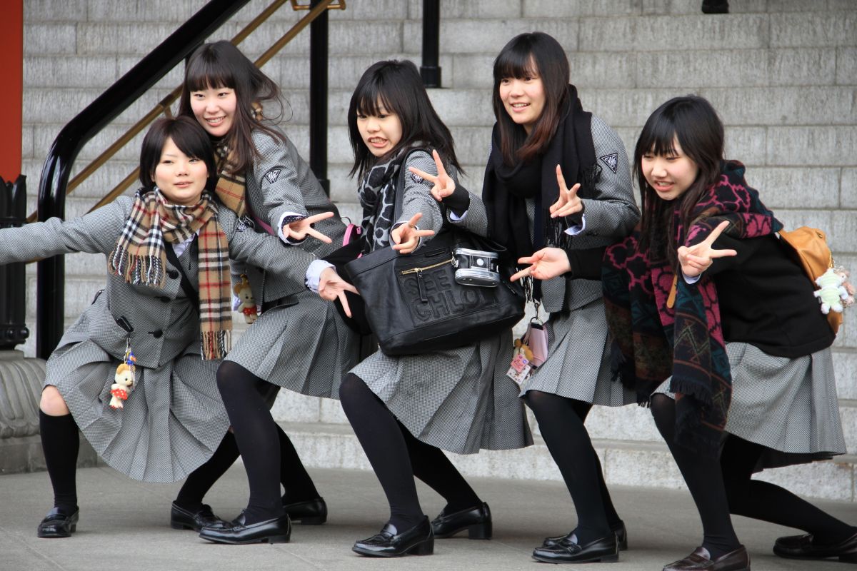Junge Mädchen aus Tokio genießen den Moment in der Stadt