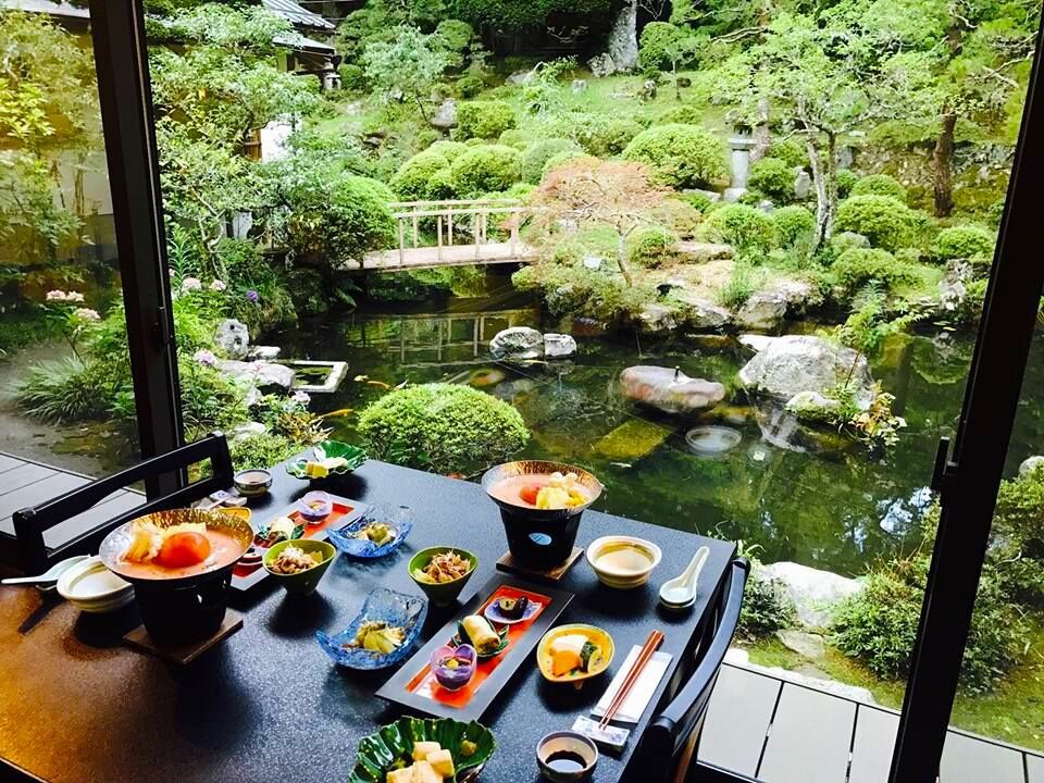 Genießen Sie das Kaiseki Menü im Kakurinbo Tempel mit Blick auf den japanischen Garten