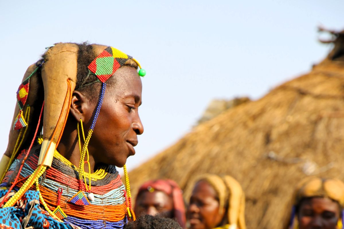 Tanzende Mwila Frau in der Provinz Huila, Angola