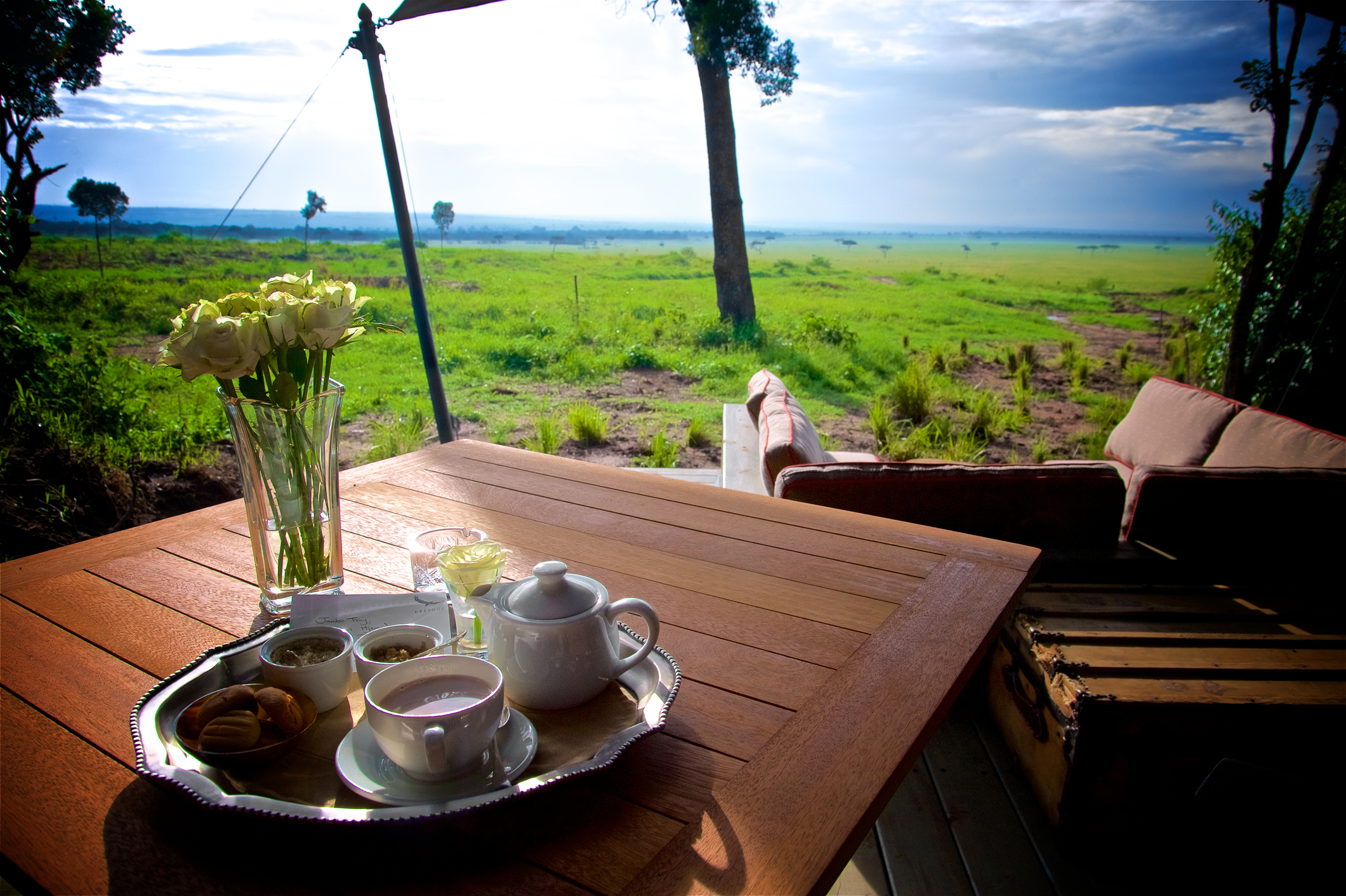 Fr&uuml;hst&uuml;ckstisch mit Blick &uuml;ber die Masai Mara in Kenia