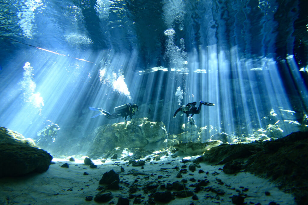 2 Taucher in einer Cenote in Mexiko