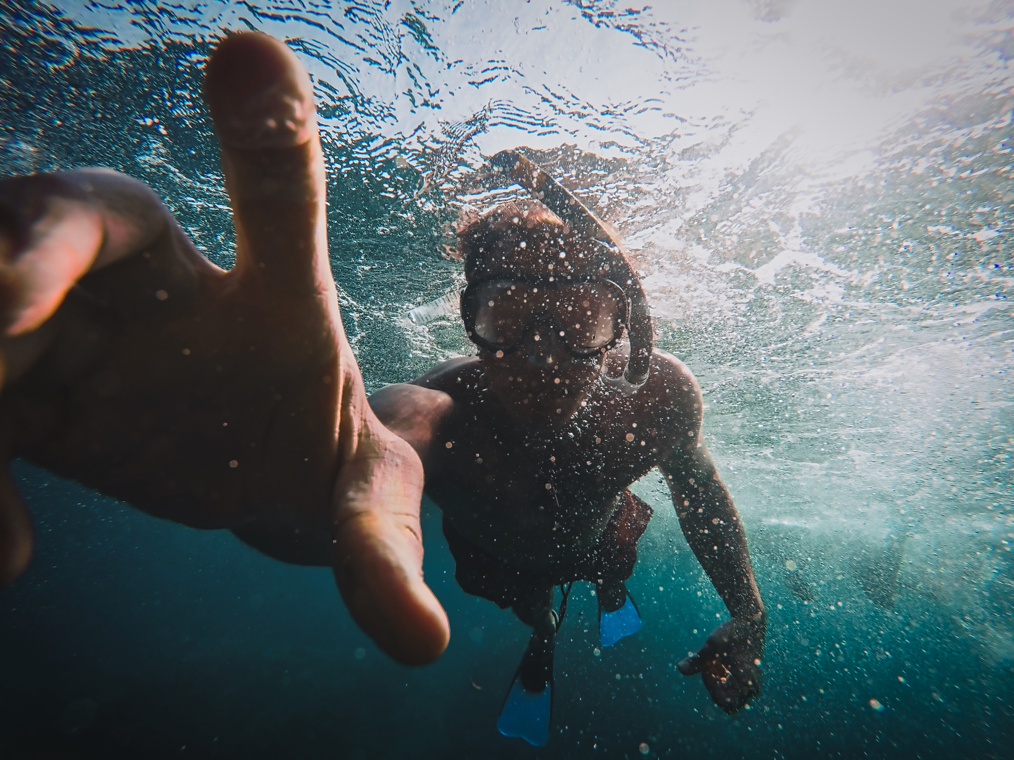 Schnorchler Unterwasseraufnahme zeigt in die Kamera