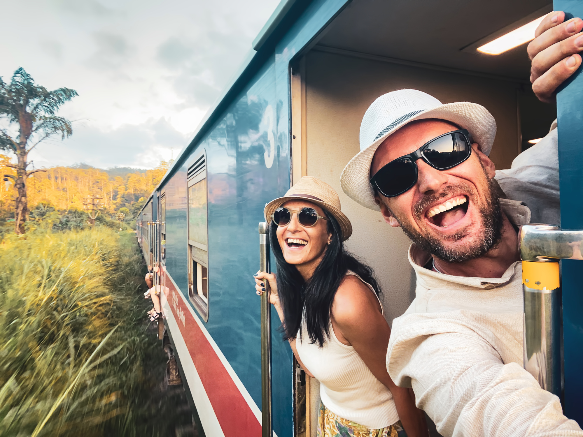 Reisepaar auf einer Zugreise in Asien