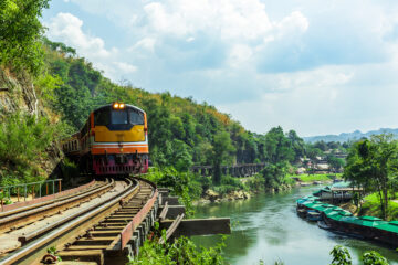Der Zug fährt über die berühmte Todesbahn in Kanchanaburi, Thailand