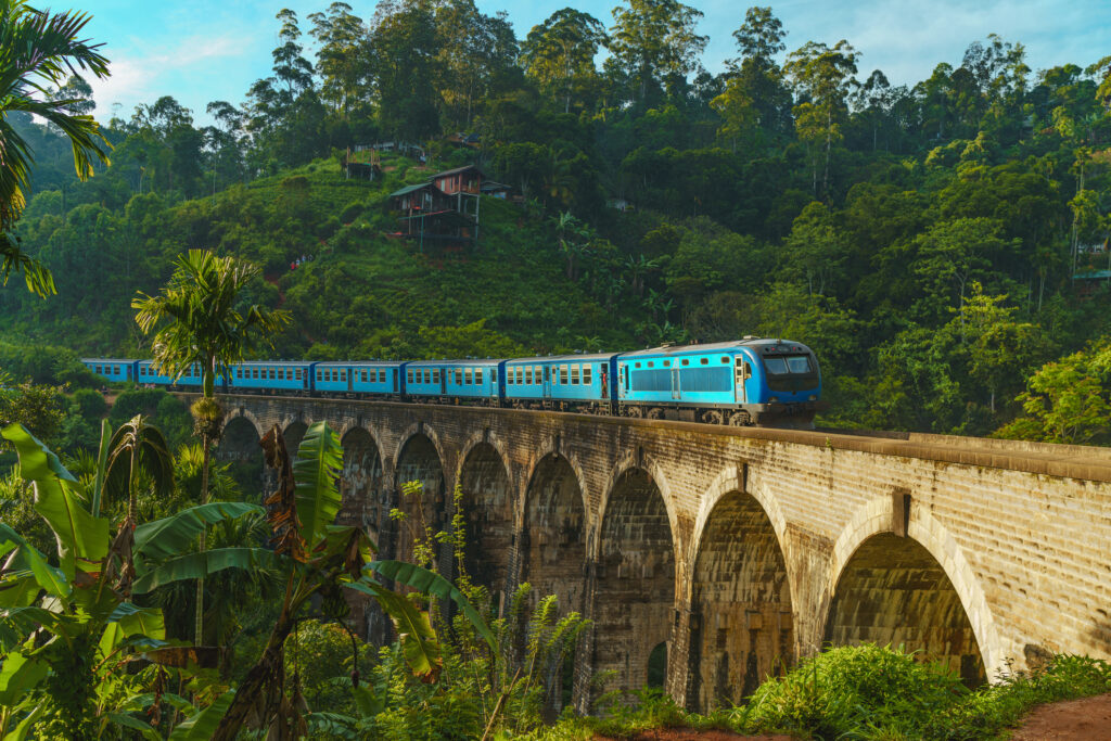 Zug fährt über die Neun-Bogen-Brücke in Sri Lanka