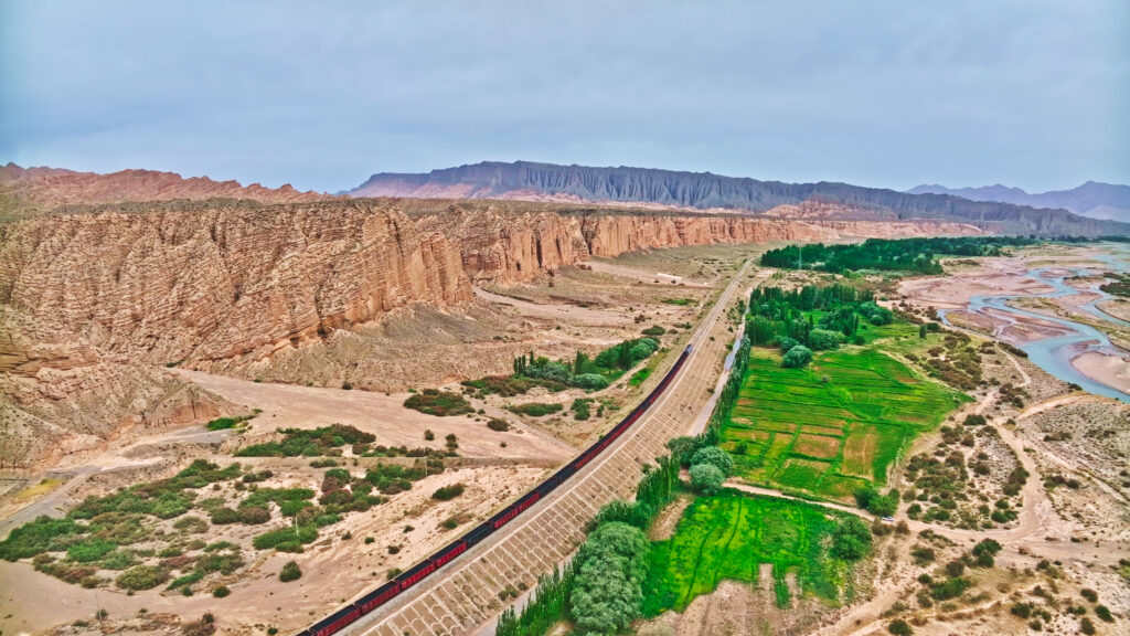 Weite chinesische Landschaft mit Bergen und Zug