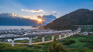Ein Zug fährt entlang des wunderschönen Erhai-Sees in China