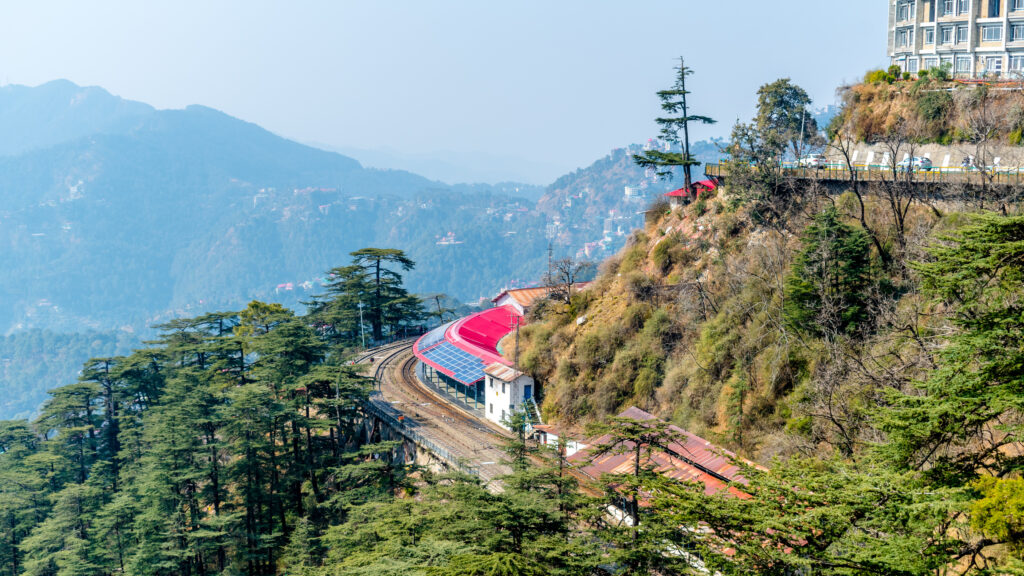 Zugstation inmitten der berge Himalaya Indien