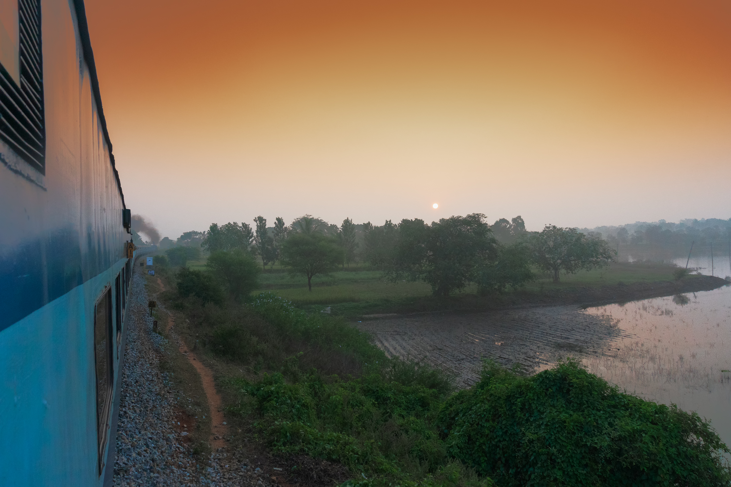 Sonnenaufgang von der indischen Schiene aus gesehen