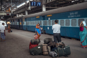 Fahrgäste warten am Nachmittag am Hauptbahnhof Mumbai auf einen Zug.