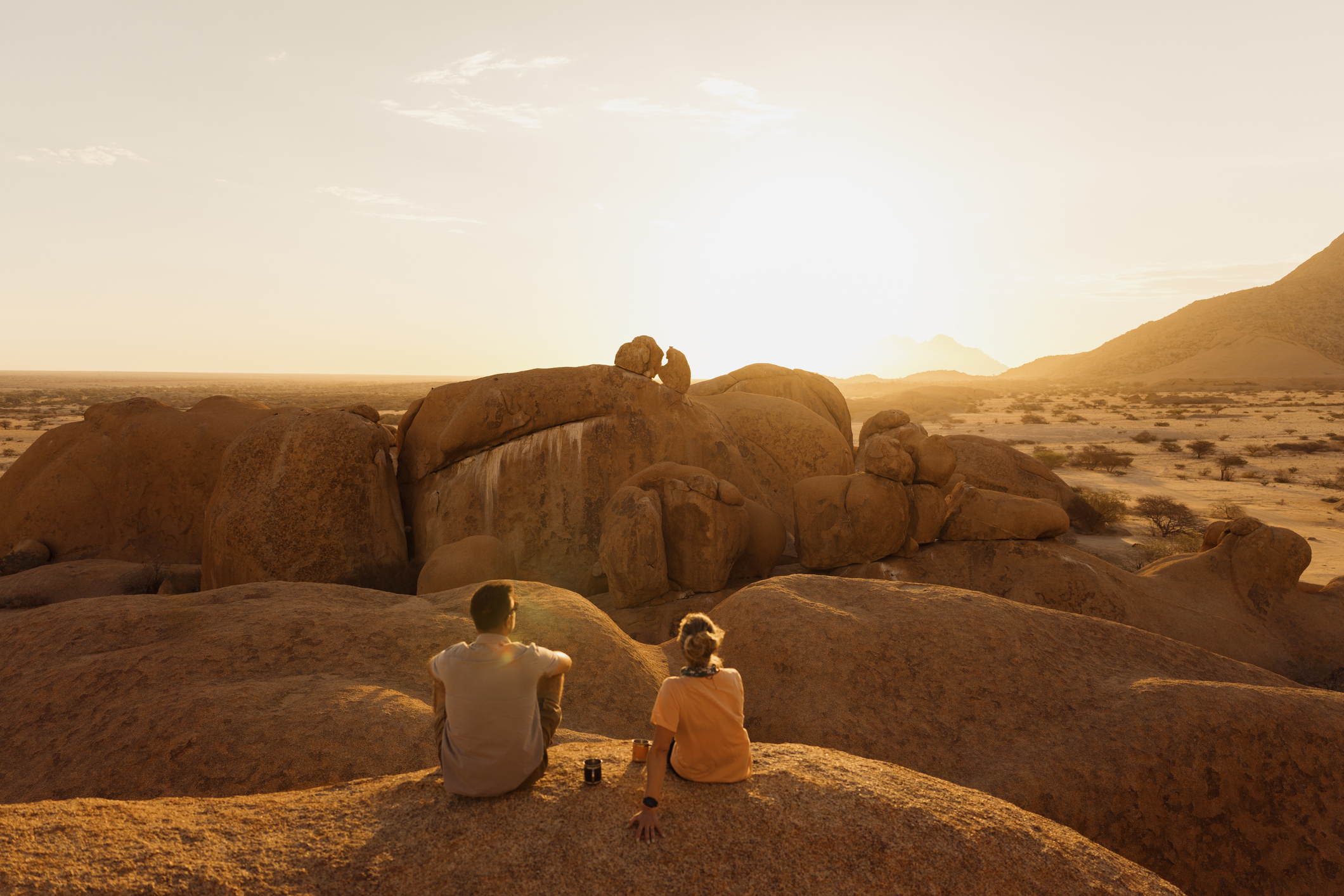 Touristen beobachten den Sonnenuntergang über der Spitzkoppe in Namibia.