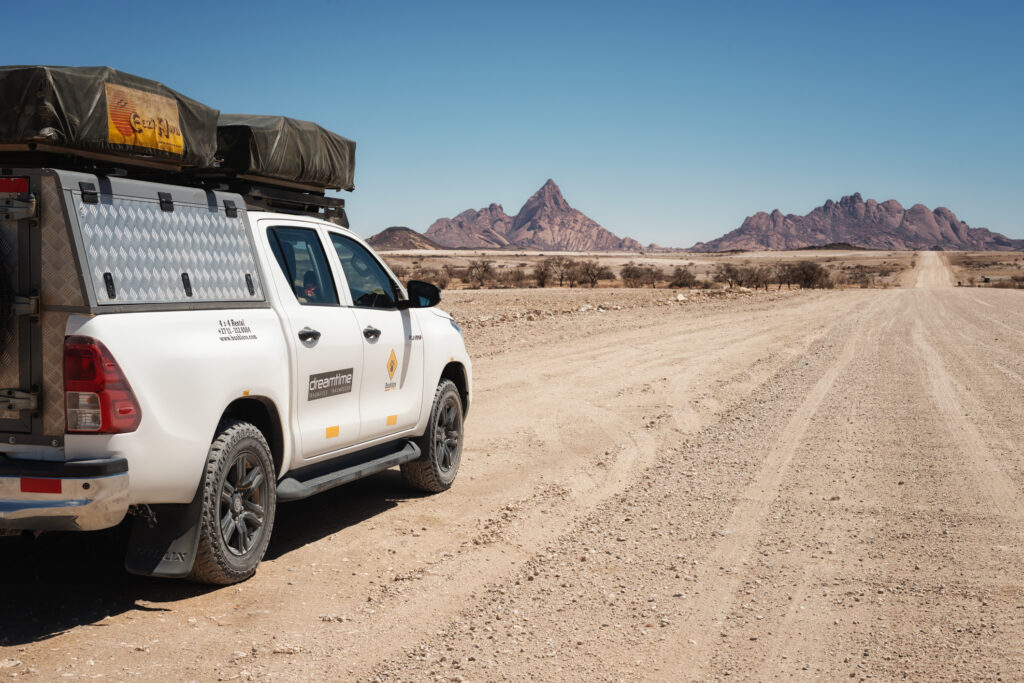 Geländewagen vor Spitzkoppe, Namibia