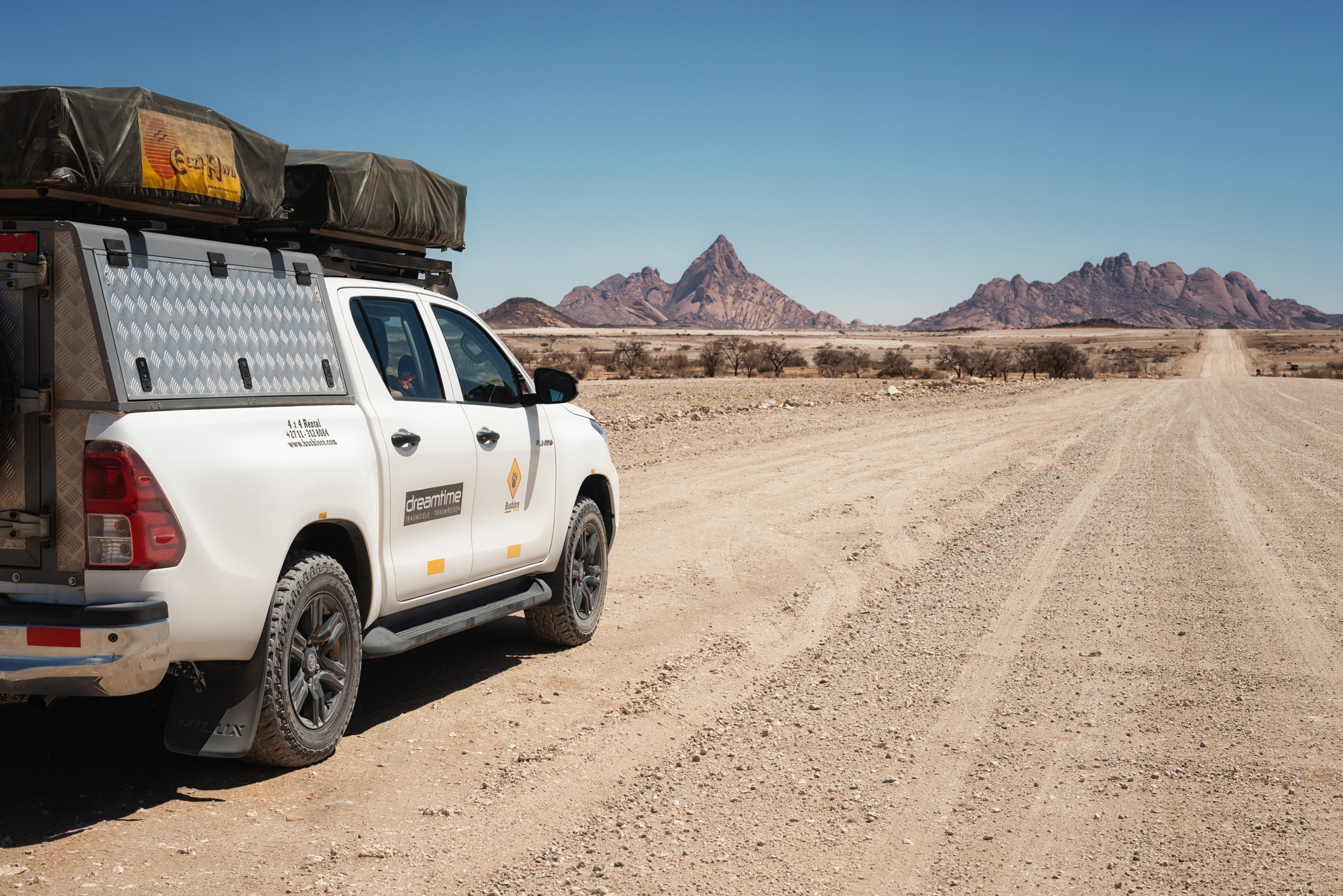 Geländewagen vor Spitzkoppe, Namibia