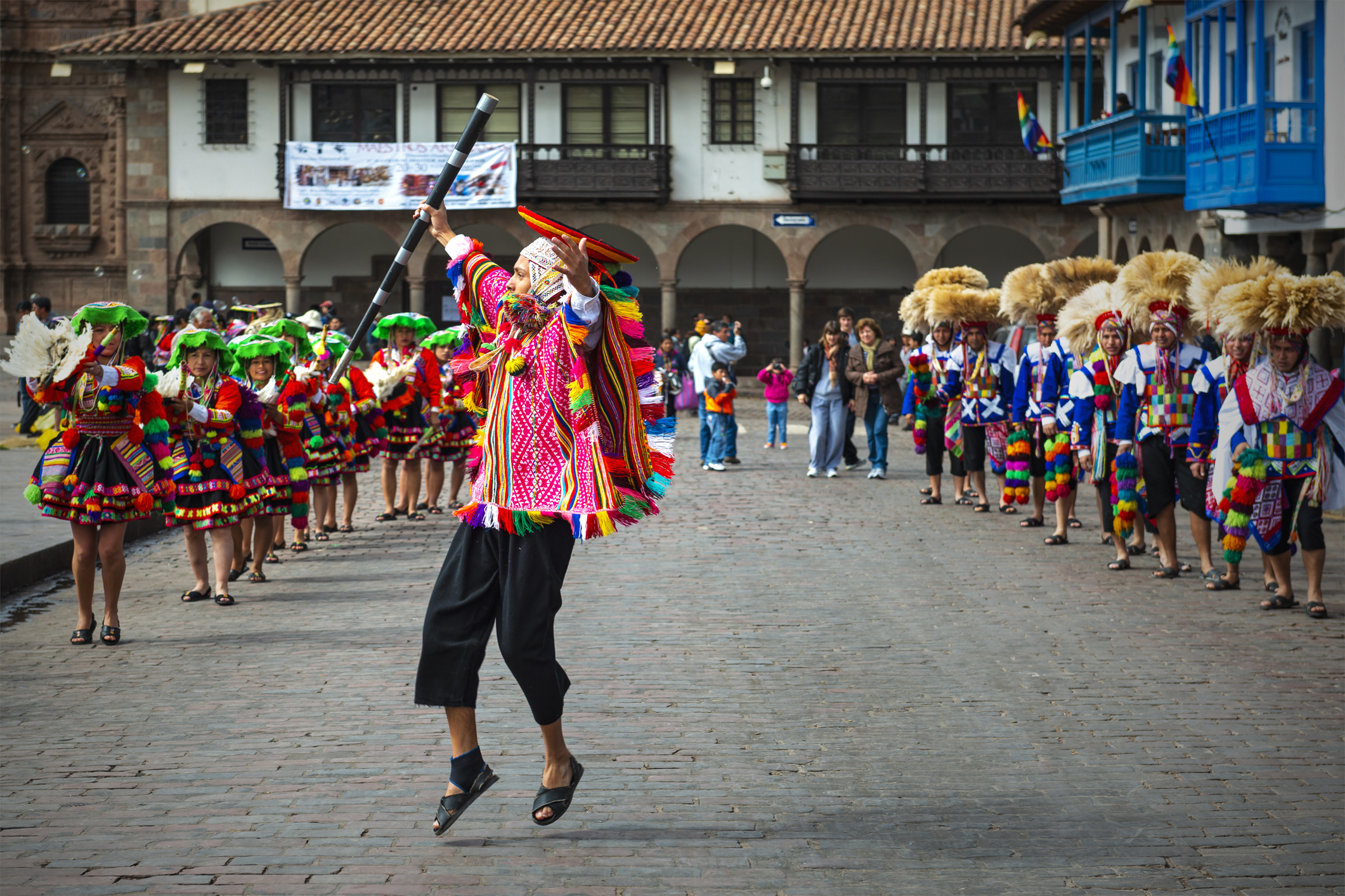 Tanz zum Karneval in traditionellen Kostümen Peru