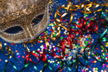 Karneval Maske mit Konfetti und Luftschlangen