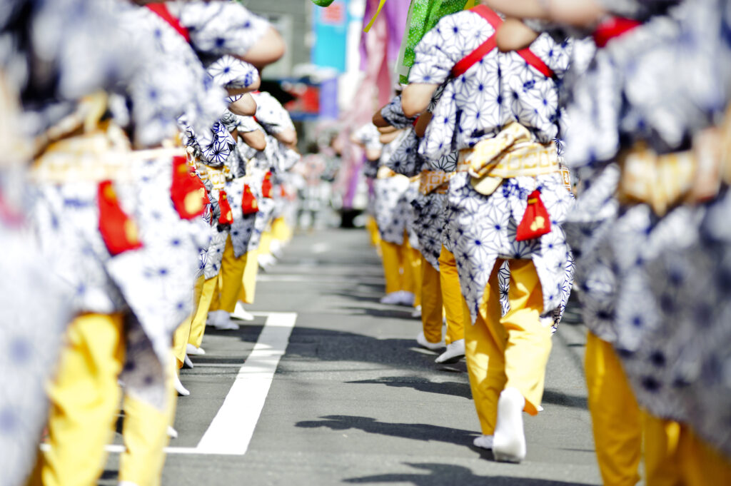 Parade mit japanischen Kostümen zum Karneval in Japan Tokio