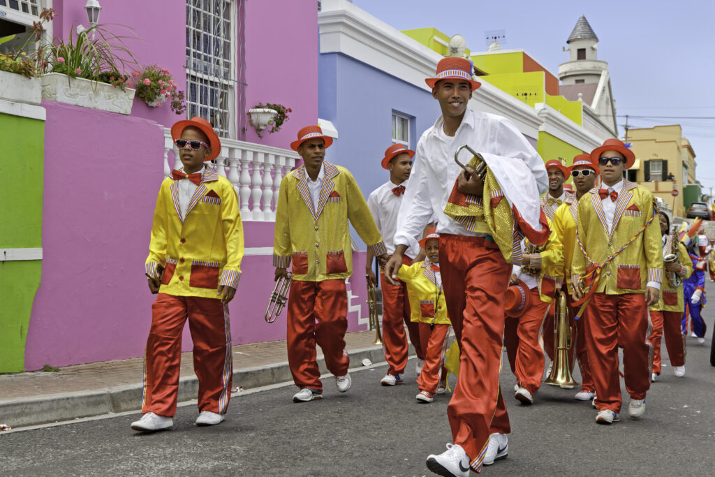 Karnevalparade in Kapstadt Südafrika mit bunten Häusern in Hintergrund
