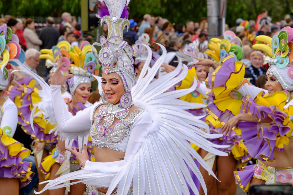 Karnevalsparade mit bunten Kostümen am Karneval in Teneriffa