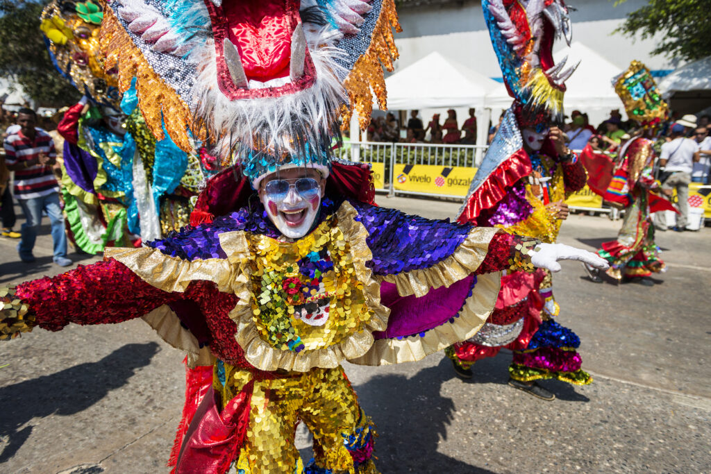 Karnevalsparade in Kolumbien mit bunten Kostümen
