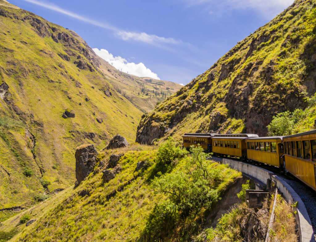 Atemberaubender Blick auf die Devil's Nose-Bahn, die durch die wunderschöne Andenlandschaft von Alausi in Ecuador fährt.