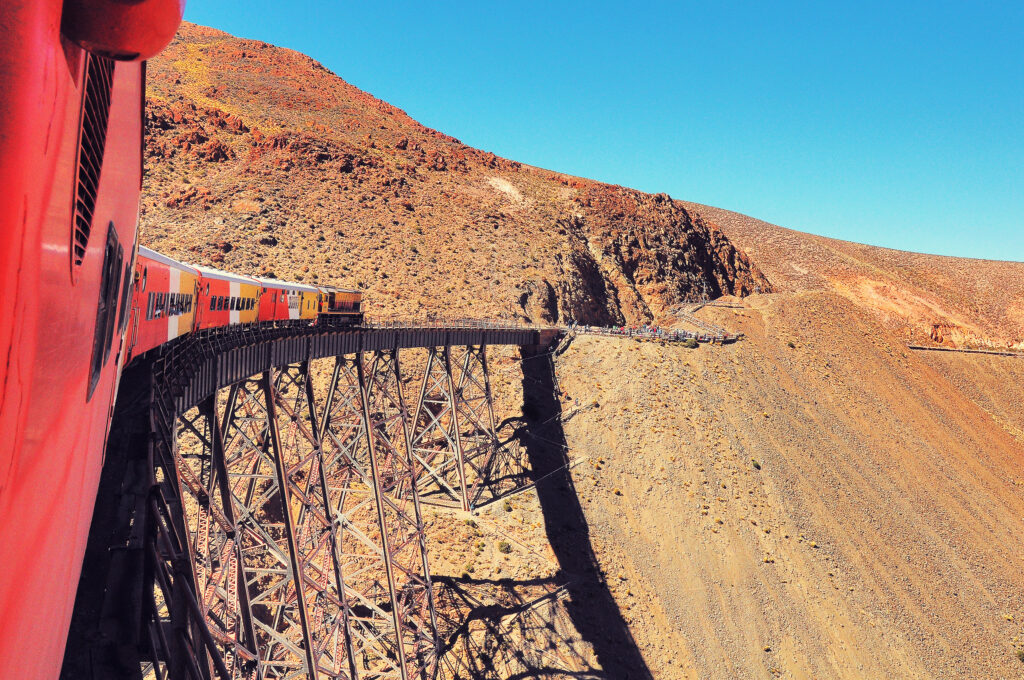 Der sogenannte Wolkenzug fährt von Salta zum Viadukt von La Polvorilla. Argentinien.