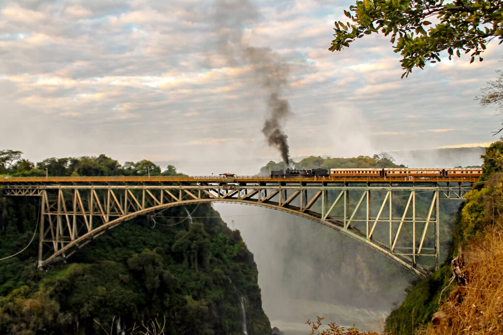 Zug an den Victoriafällen
