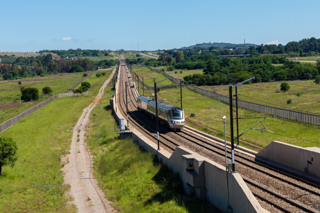 Gautrain, Hochgeschwindigkeitszug, der von Pretoria nach Sandton fährt und dabei am Solomon Mahlangu Drive in Gauteng, Südafrika, vorbeikommt.