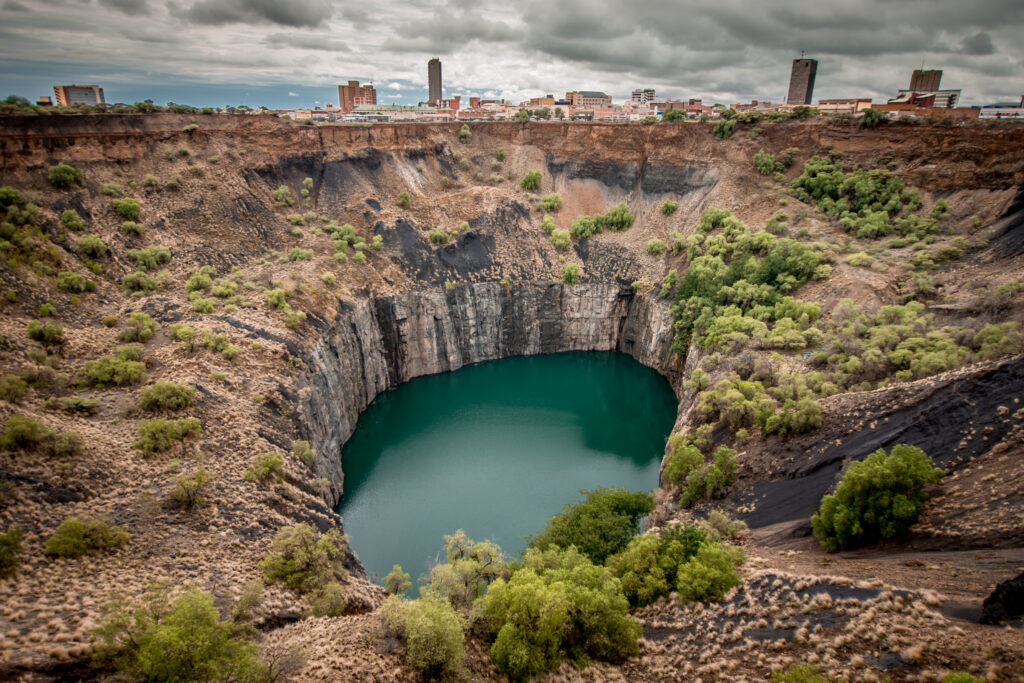 Weitblick auf das Big Hole in Kimberley, ein Ergebnis des Bergbaus, mit der Skyline der Stadt am Rande