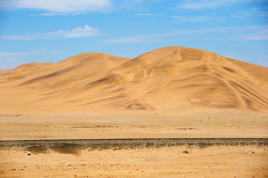 Drei Dünen und eine Bahntrasse