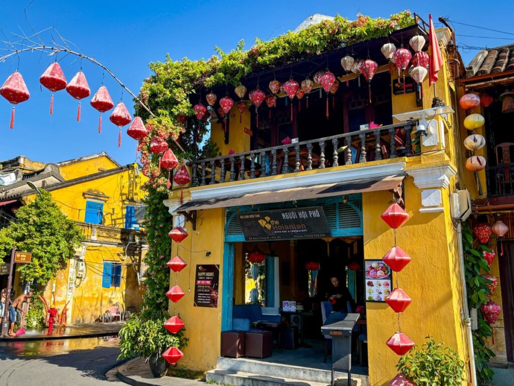 Entdecken Sie das bunte Café mit Laternen in der Altstadt von Hoi An, Vietnam