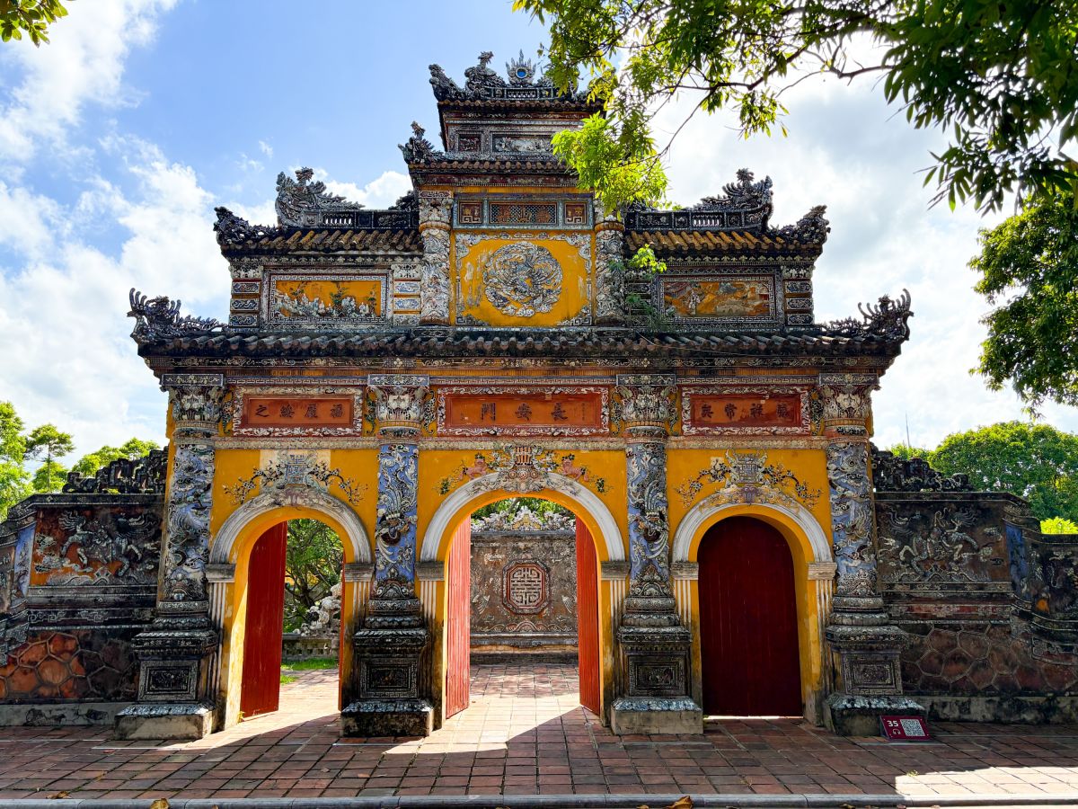 Hien Nhon-Tor in der Kaiserlichen Zitadelle von Hue, Vietnam – Entdecken Sie die Kultur.