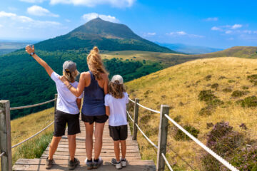 Wanderfamilie genießt die Landschaft mit Vulkan im Hintergrund