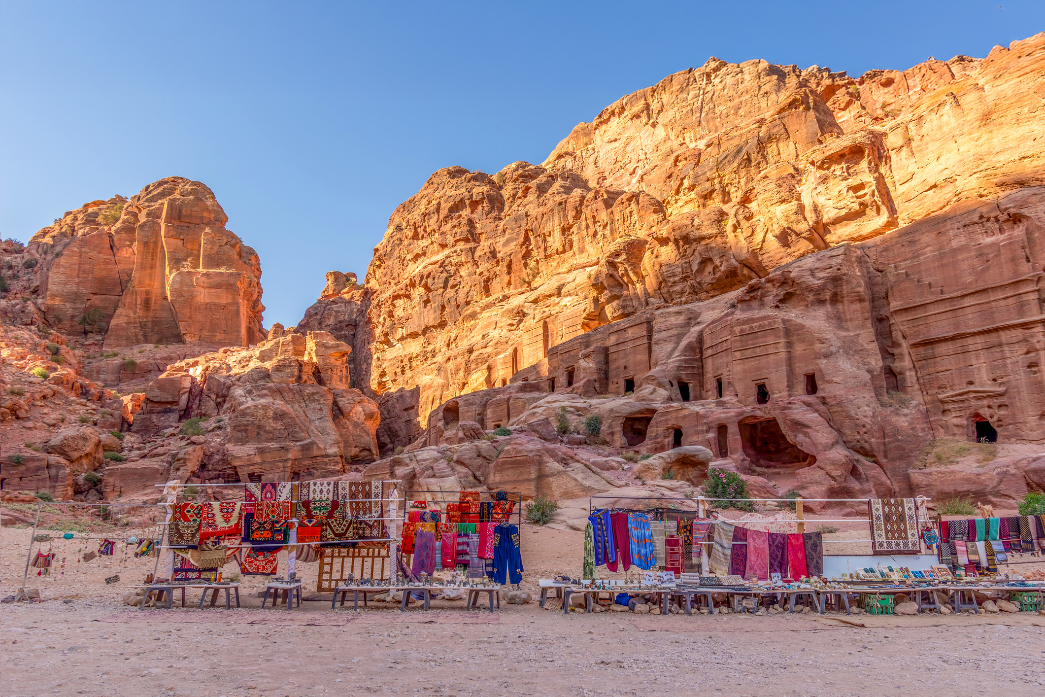 Marktstand in Petra, Jordanien mit Ruinen im Hintergrund