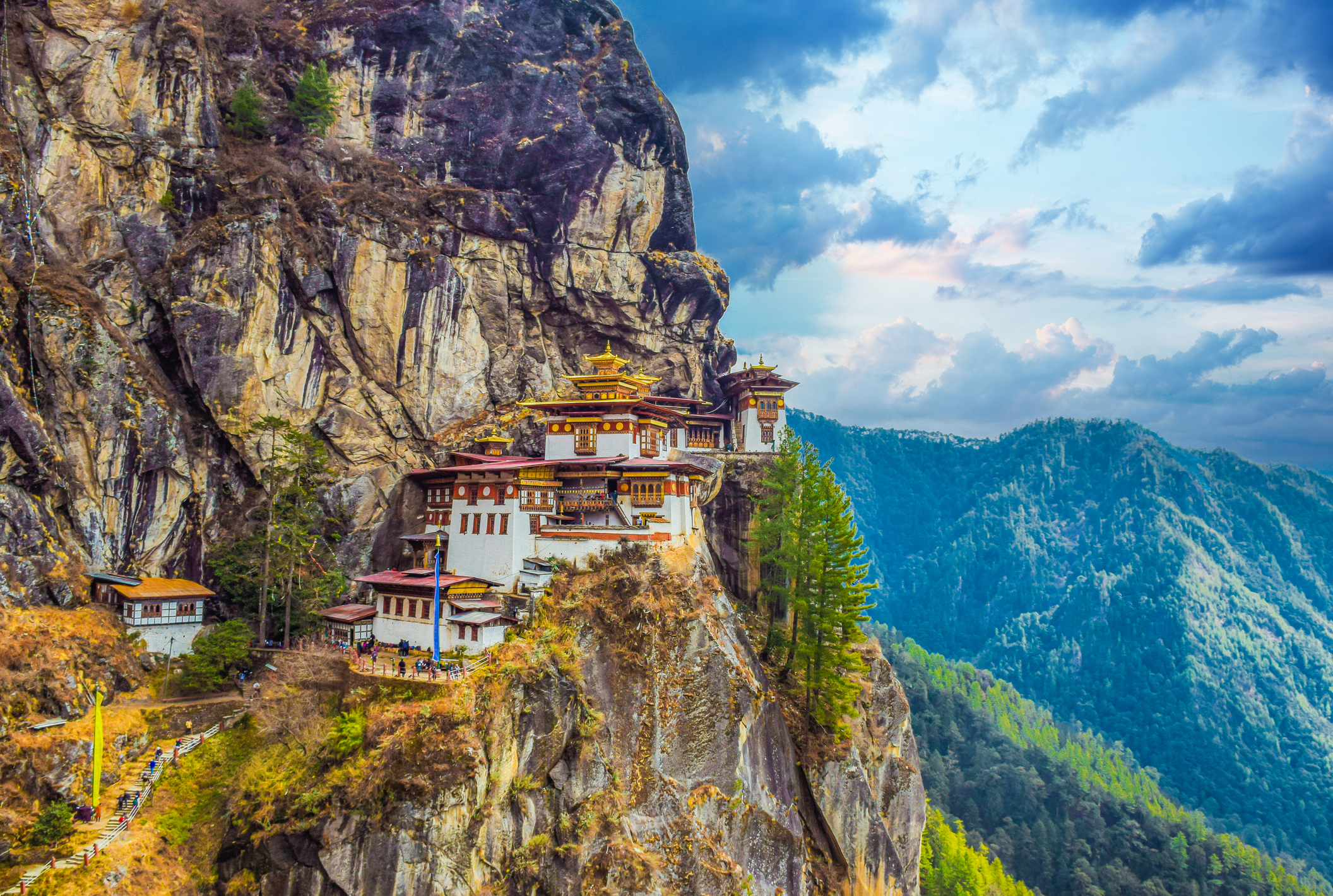 Blick auf das Kloster Tiger's Nest, auch bekannt als Paro Taktsang, und die Umgebung in Bhutan.