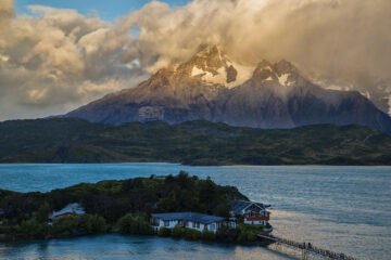 Sonnenaufgang in Torres del Paine, Patagonien, Chile, mit Lodge im Wasser