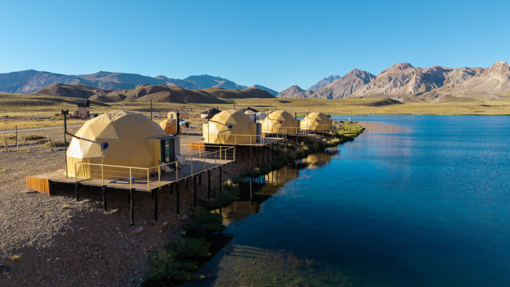 Runde Lodges am See im Nordwesten Argentiniens